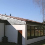 Dach in Tonziegeleindeckung, Fassaden in Schiefer