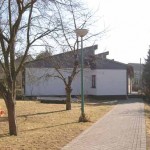 Dach in Tonziegeleindeckung, Fassaden in Schiefer