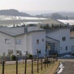 Doppelstehfalztechnik in Zink vorbewittert und Untersichten in Stehfalzpaneele vorbewittert